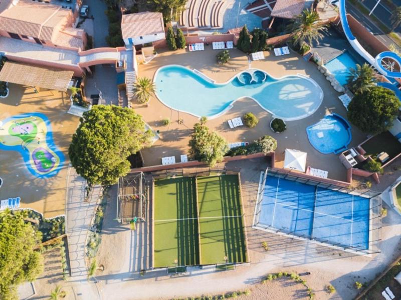 Piscine de l'établissement Mobile-Home 6 pers Camping 4 Etoiles 66140 Idéal Familles ou située à proximité