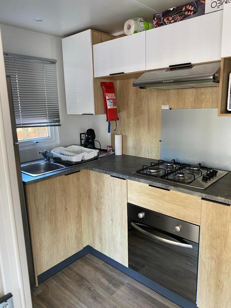 Photo de la galerie de l'établissement Mobile-Home 6 pers Camping 4 Etoiles 66140 Idéal Familles, à Canet