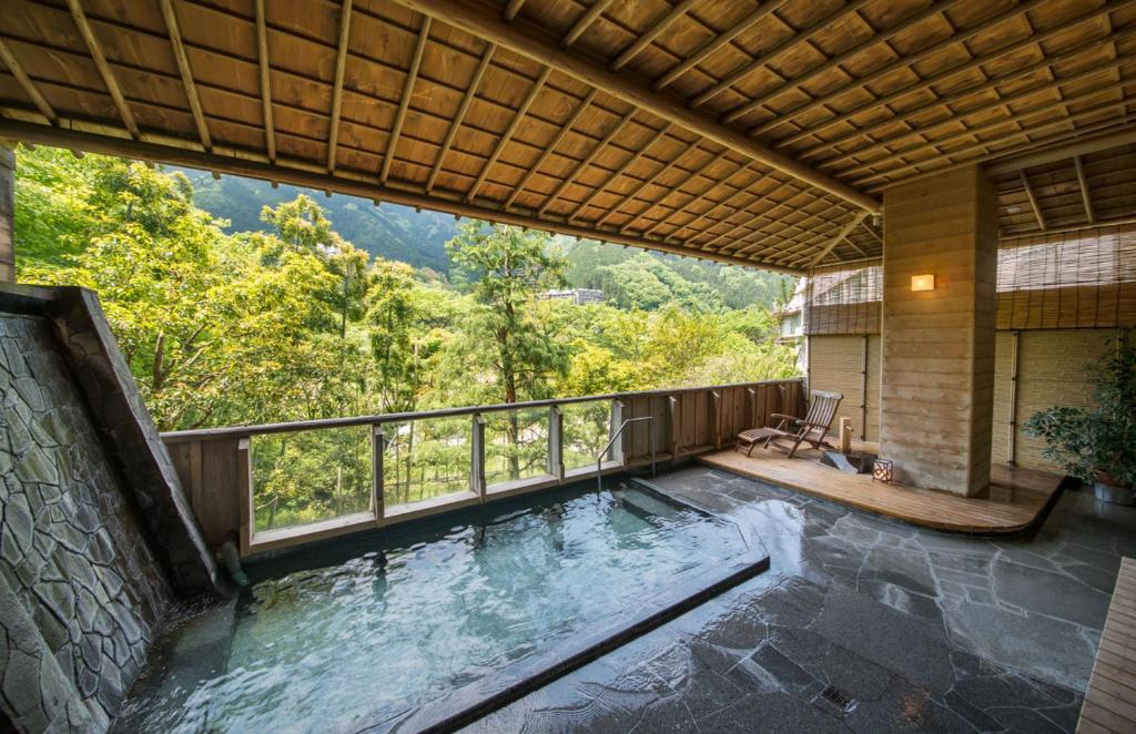 - une piscine dans une maison avec balcon dans l'établissement Yamagataya, à Gero