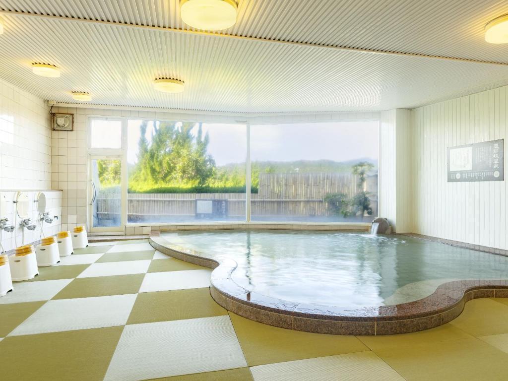 une piscine avec un sol en damier dans l'établissement Ooedo Onsen Monogatari Enakyo, à Ena