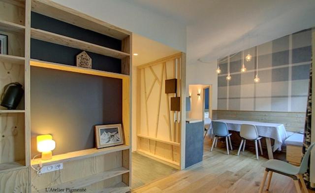 un salon avec une table et une salle à manger dans l'établissement Appartement familial - La Tania, à La Tania