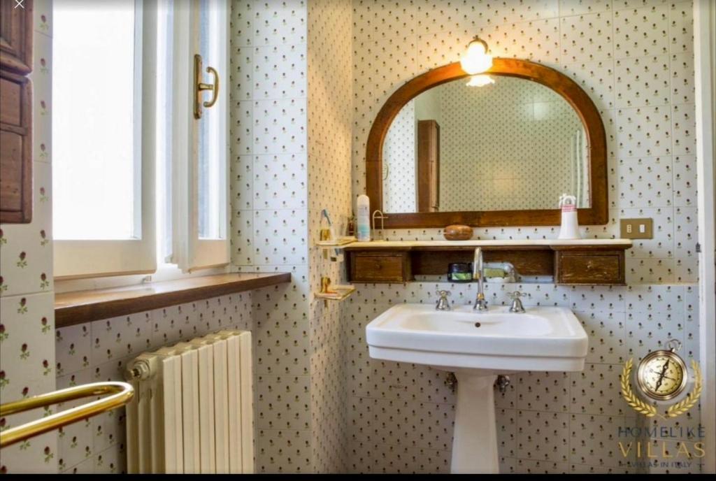 une salle de bain avec un lavabo et un miroir dans l'établissement Your-All-Season-Paradise, Sea View, Adria, in Italy, à Potenza Picena