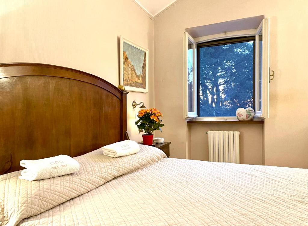 une chambre avec un lit avec deux oreillers dessus dans l'établissement Your-All-Season-Paradise, Sea View, Adria, in Italy, à Potenza Picena