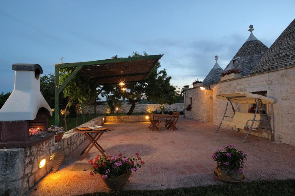 une terrasse avec une cheminée et une tente dans l'établissement Trulli, à Martina Franca