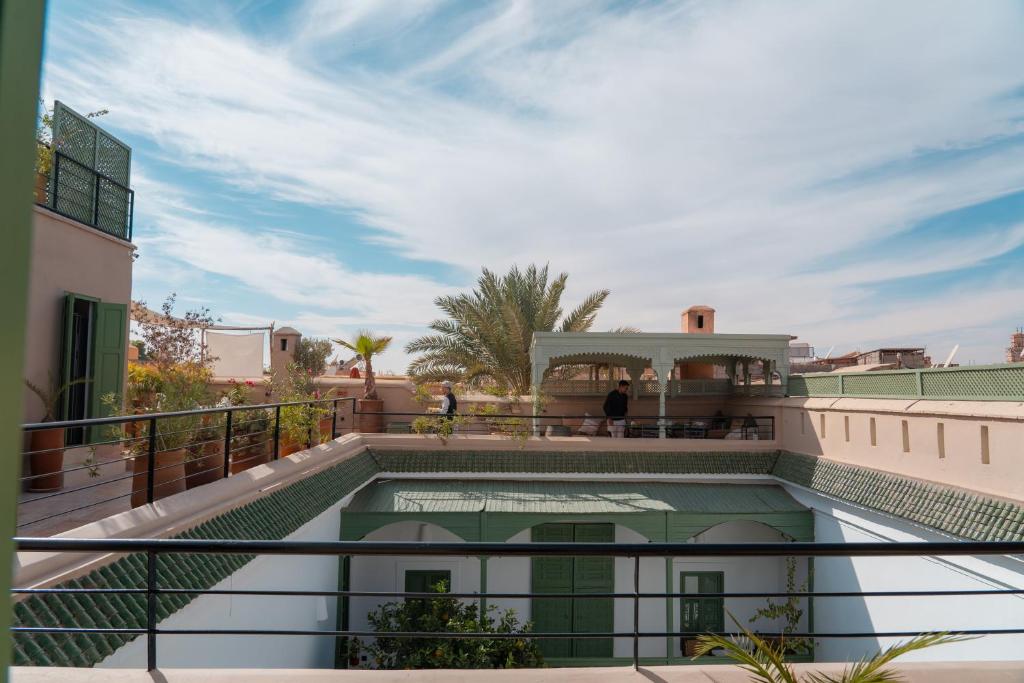 une vue sur la piscine depuis le balcon d'une maison dans l'établissement Riad Dar Dounia, à Marrakech