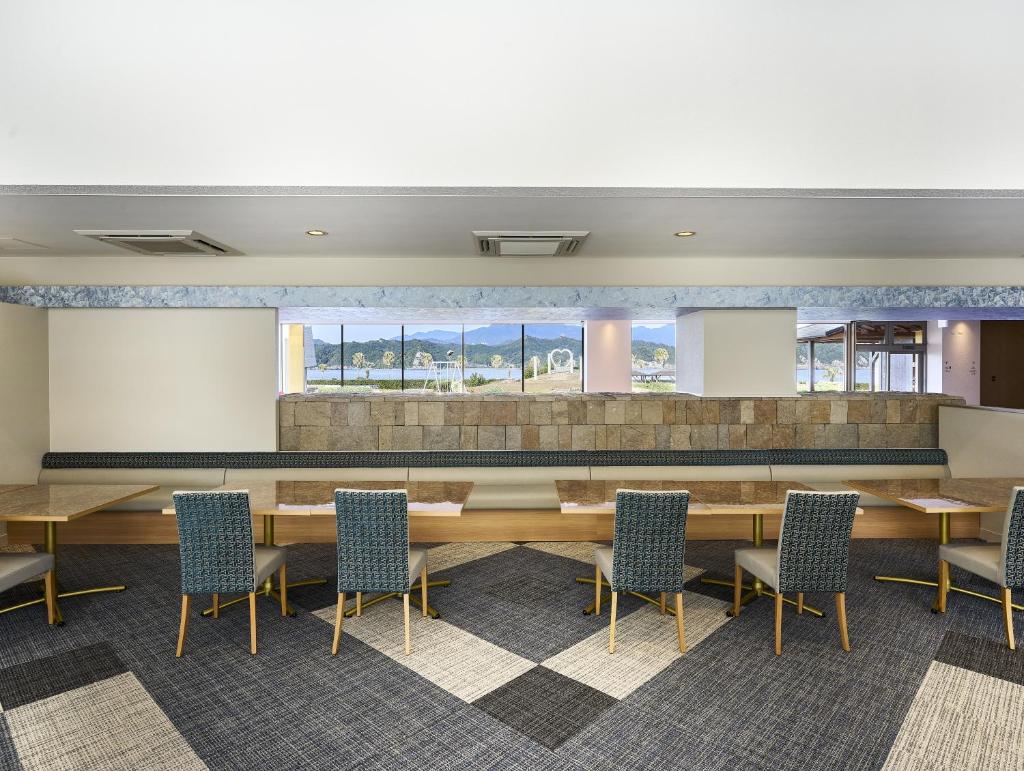 une salle de conférence avec une longue table et des chaises dans l'établissement Hana Irodori no Yado Kayuu, à Taiji