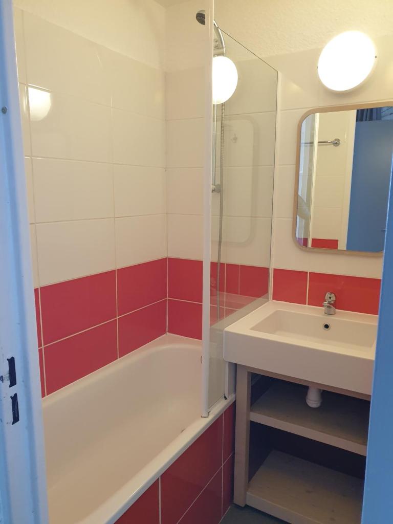 une salle de bain avec une baignoire, un lavabo et un miroir dans l'établissement F2 résidence Antarès, à Avoriaz