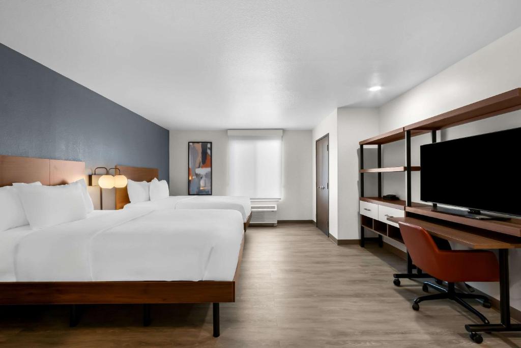Everhome Suites Glendale Sports Entertainment District Image