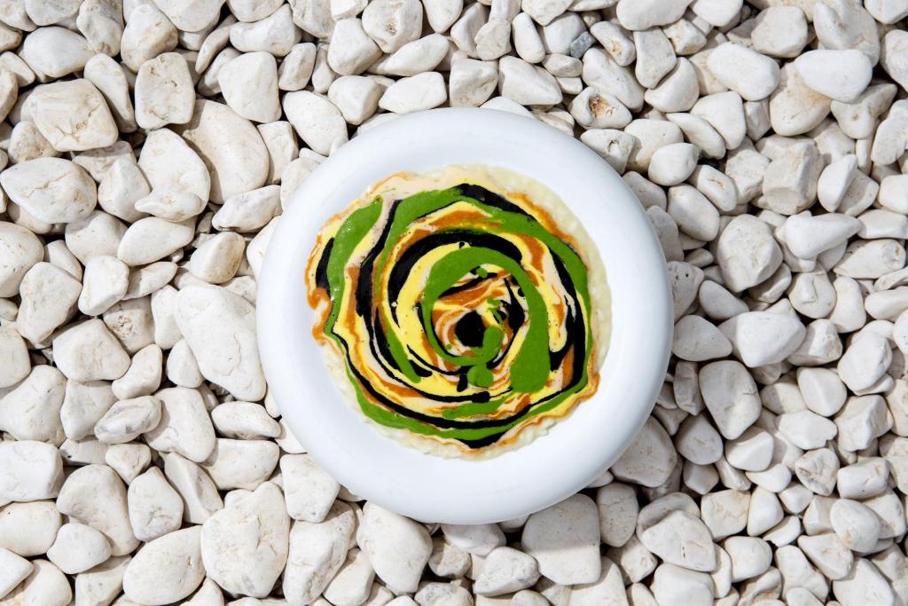 un sandwich sur une plaque blanche sur des roches dans l'établissement Cambiocavallo Resort, à Zimmardo