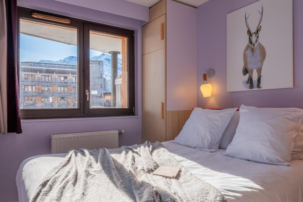 - une chambre avec un lit et une fenêtre avec une photo de cerf dans l'établissement Résidence Pierre & Vacances Electra, à Avoriaz 33 autres photos