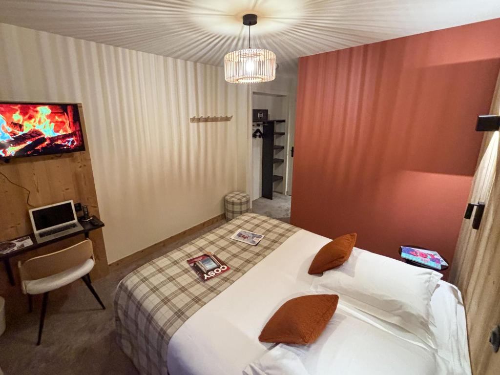 une chambre d'hôtel avec un lit et une télévision dans l'établissement Hôtel Casa Moho Saint-François-Longchamp 1450, à Saint-François-Longchamp