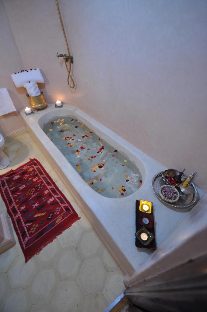 une baignoire remplie de beaucoup d'objets dans une chambre dans l'établissement Riad La Famille, à Marrakech 37 autres photos