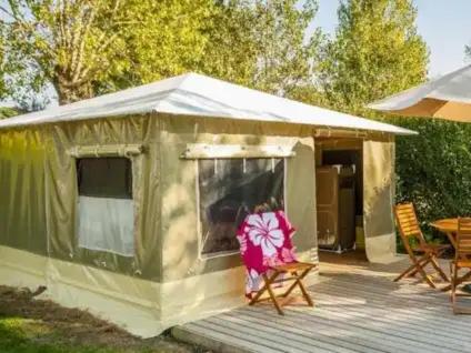 une tente verte avec une table et des chaises sur une terrasse dans l'établissement Paradis Des Dombes, à Sandrans