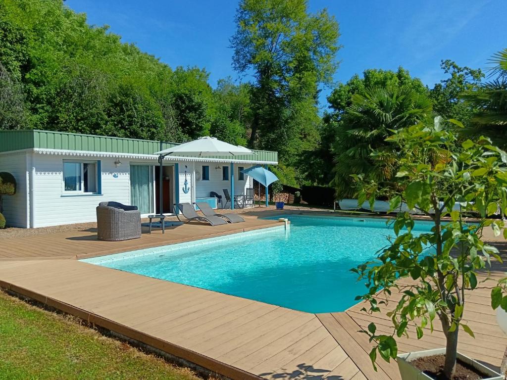une piscine devant une maison dans l'établissement Bienvenue dans notre Gîte, à Naves