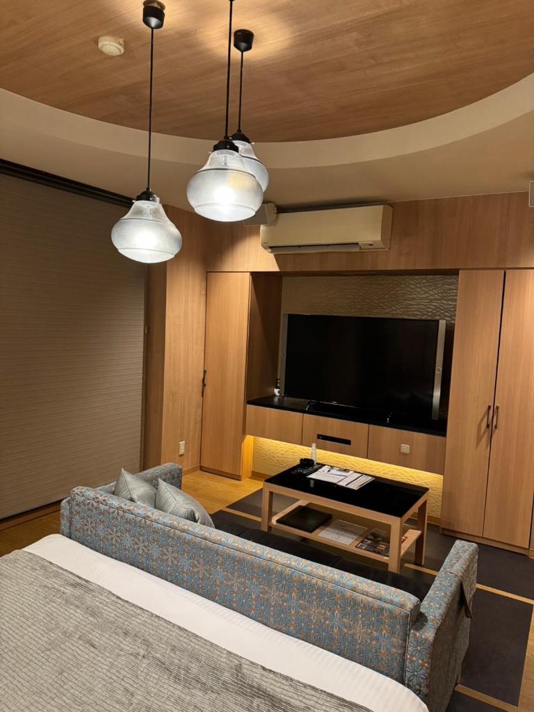 un salon avec un canapé et une télévision à écran plat dans l'établissement Dai Tokyo (Adult Only), à Takamatsu 17 autres photos
