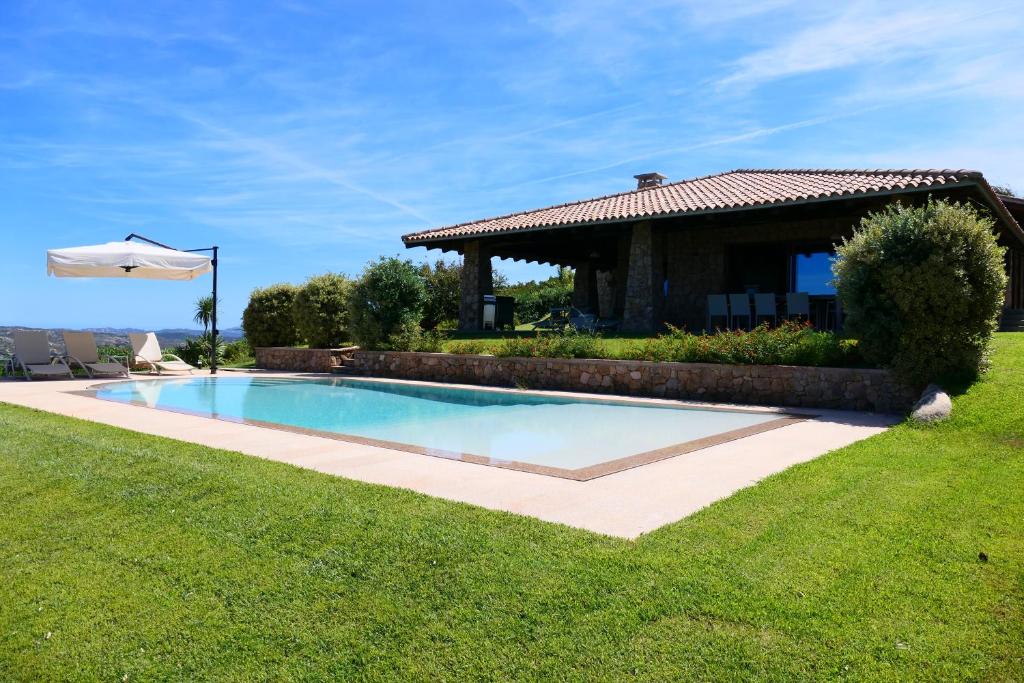 une piscine dans une cour à côté d'une maison dans l'établissement Villa Supramonte luxury villa CIN IT09006CR, à Marazzino