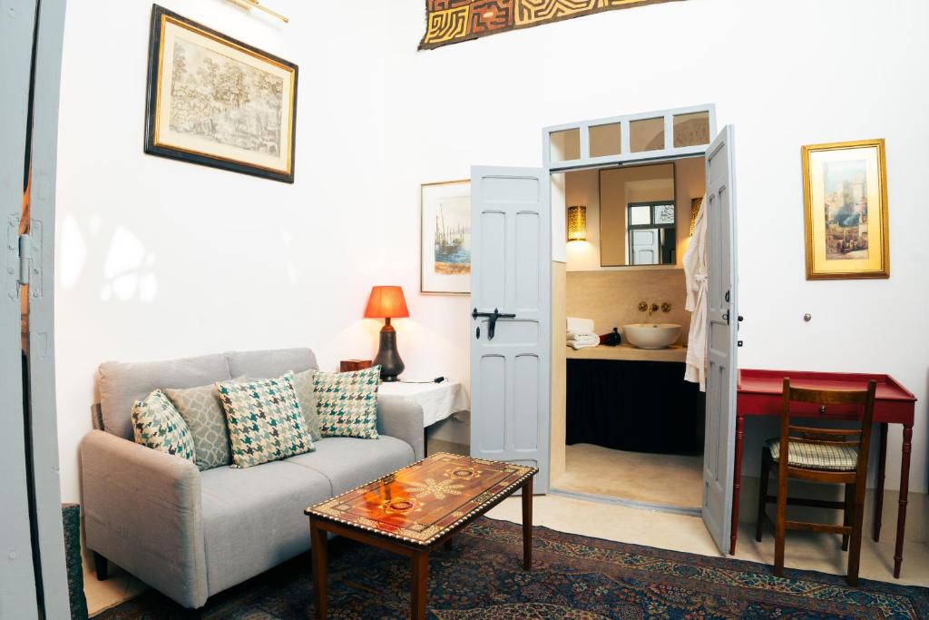 un salon avec un canapé et une table dans l'établissement Riad Dar Dounia, à Marrakech