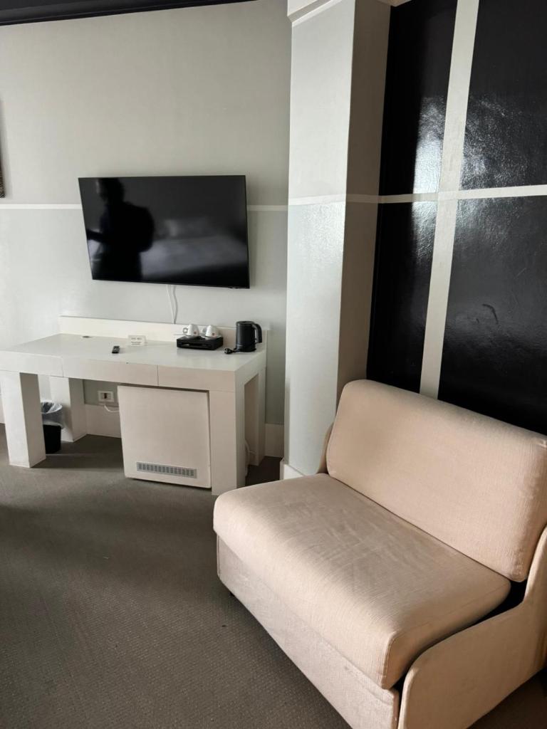 - un salon avec un bureau blanc et un canapé dans l'établissement Portofino Deluxe Family Suite - balcony, sea view, private hotel beach, à Portofino