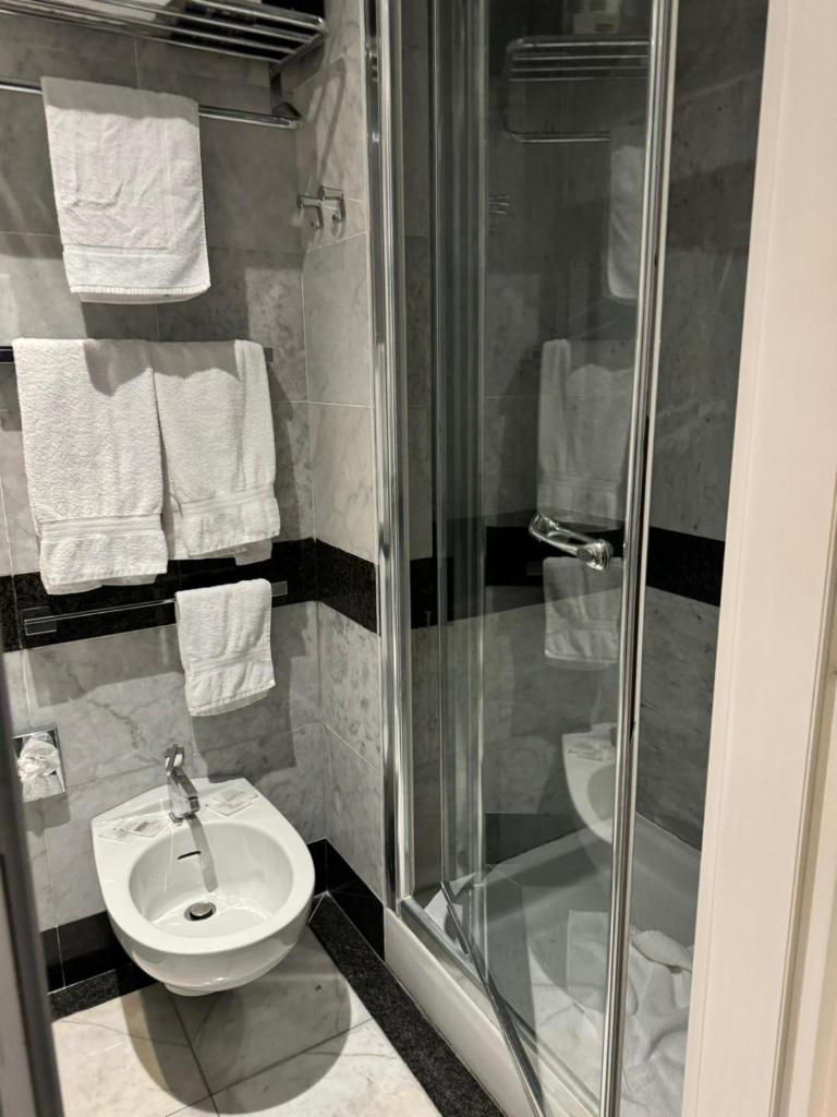 une salle de bain avec une douche, des toilettes et un lavabo dans l'établissement Portofino Deluxe Family Suite - balcony, sea view, private hotel beach, à Portofino 36 autres photos