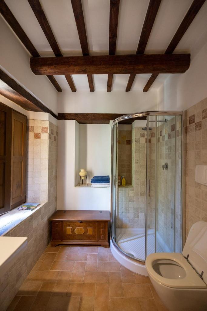 une salle de bain avec douche et toilettes dans l'établissement Casa Santo Stefano, à San Girolamo di Sopra