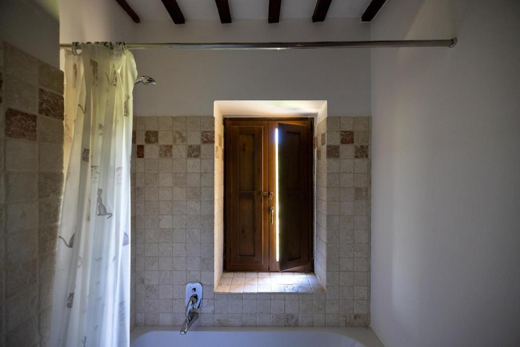 La salle de bains est pourvue d'une baignoire et d'une fenêtre. dans l'établissement Casa Santo Stefano, à San Girolamo di Sopra 22 autres photos