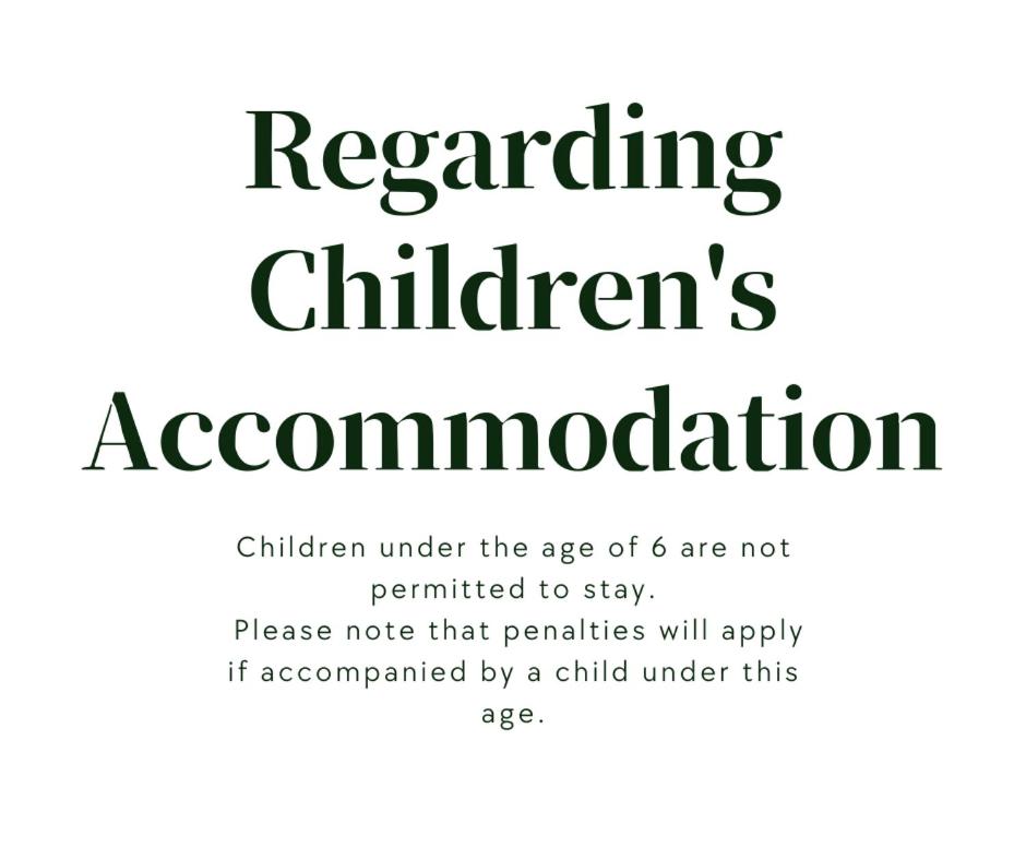 un panneau indiquant que les enfants de moins de 18 ans ne sont pas autorisés à lire dans l'établissement Yatsusankan Over 6 years old, à Hida