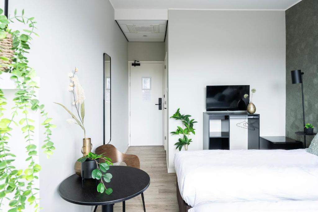 Trendy Room w Free Parking & Private Bathroom 5