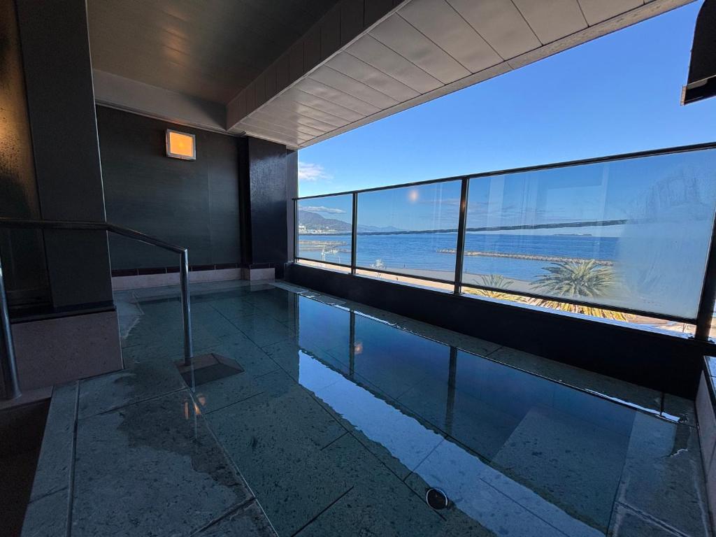 - une piscine dans un bâtiment avec vue sur l'océan dans l'établissement Kameya Rakan, à Itō
