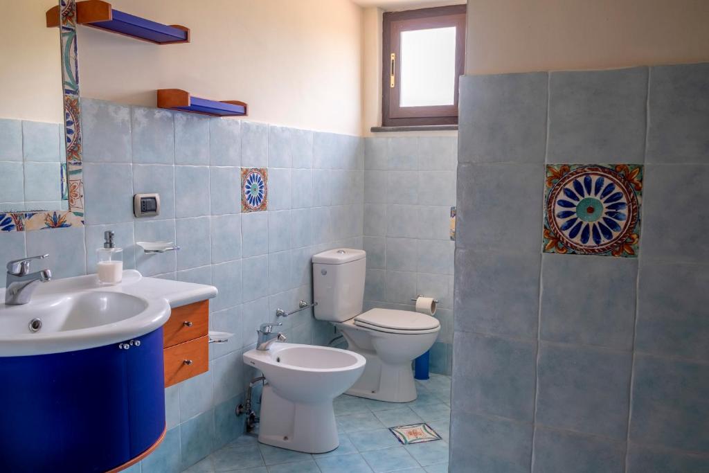 une salle de bain avec toilettes et lavabo dans l'établissement Villa Etna da mare, à Fleri