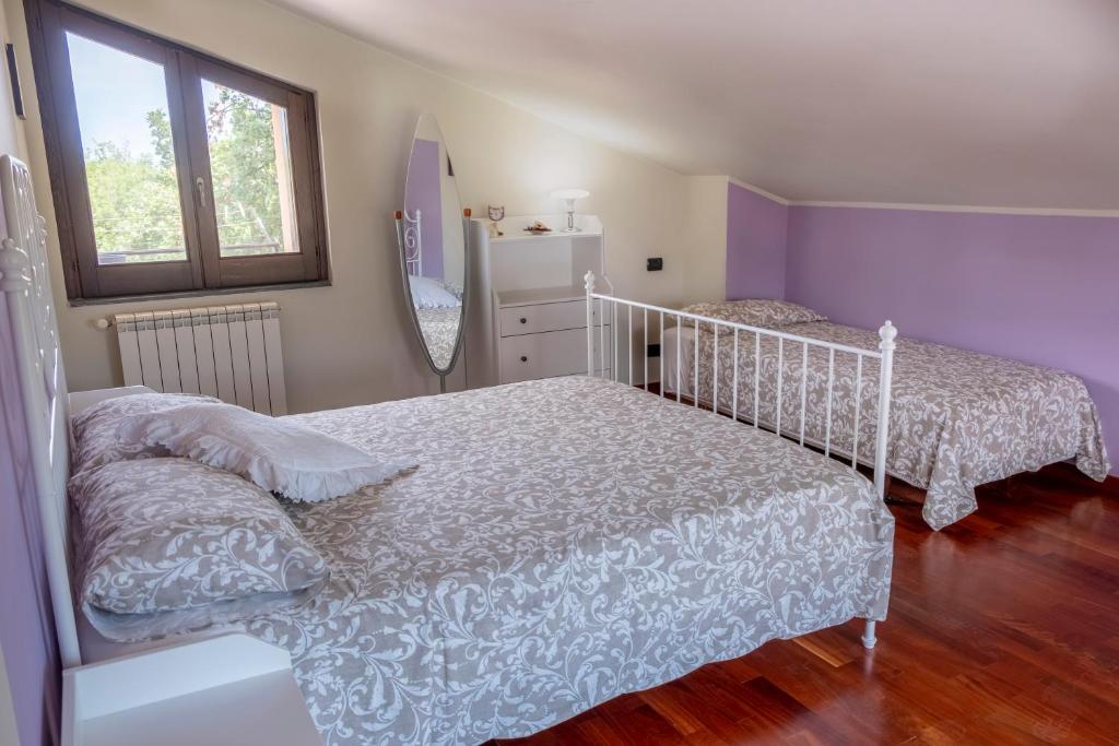 une chambre avec deux lits et une fenêtre dans l'établissement Villa Etna da mare, à Fleri 19 autres photos