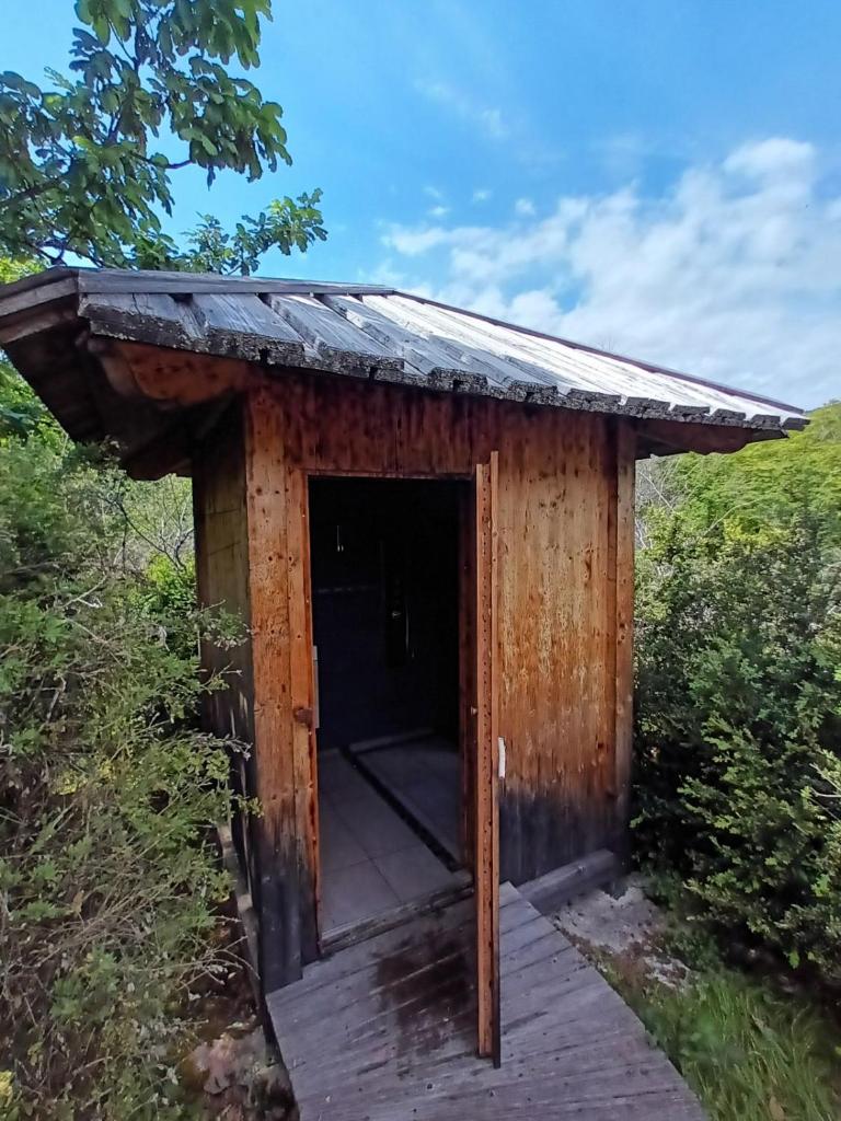 une maison extérieure en bois avec un toit dans l'établissement Bulle en bois sous les étoiles, à Champfromier