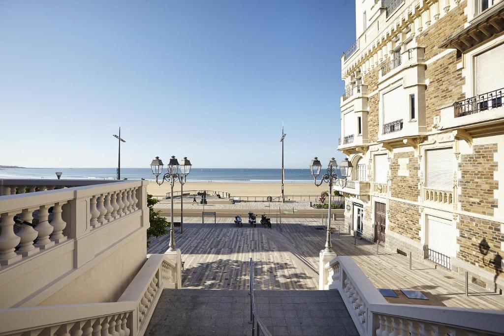 une vue sur la plage depuis le balcon d'un immeuble dans l'établissement Mobil-home 1 chambre 2 personnes à 15 min des Sables d'Olonne, à Vairé