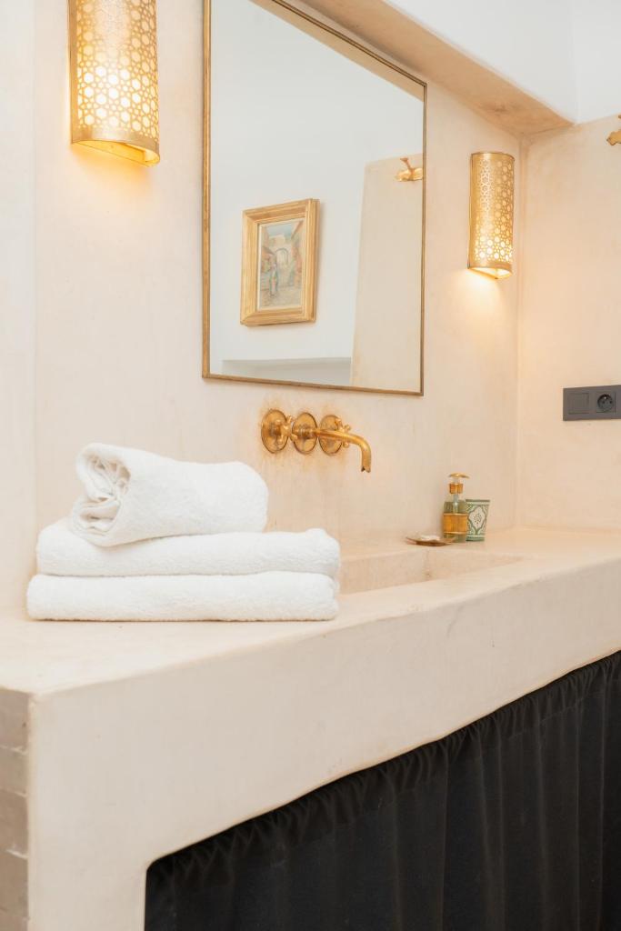 une salle de bain avec un lavabo et un miroir dans l'établissement Riad Dar Dounia, à Marrakech