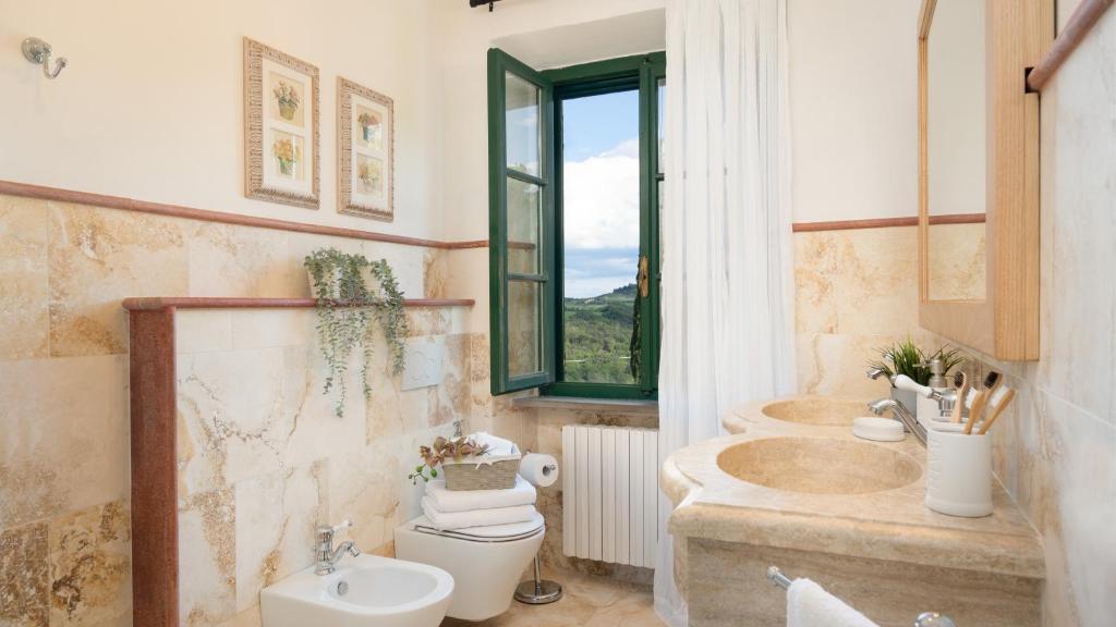 une salle de bain avec une baignoire, des toilettes et un lavabo dans l'établissement Podere Capanna - Il Tuo Rifugio di Relax nella Campagna Toscana, à Montecatini Val di Cecina