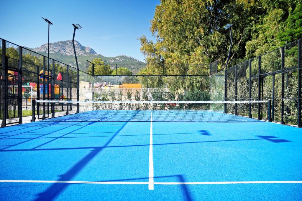 - un court de tennis avec un filet dans l'établissement Camping Bella Vista, à Calvi
