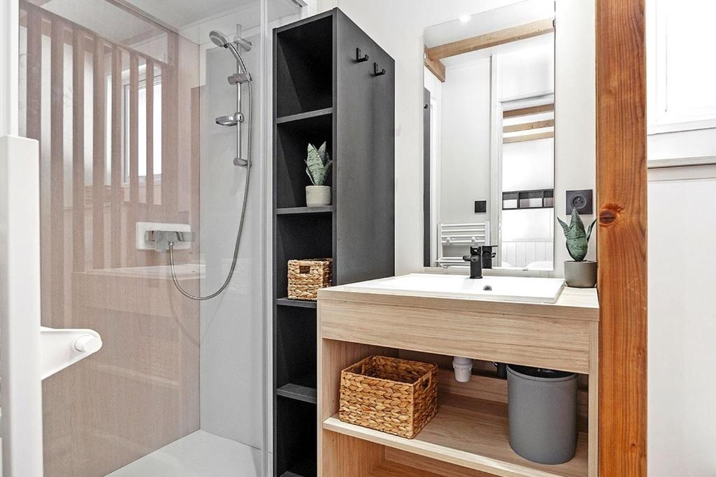 une salle de bain avec un lavabo et une douche dans l'établissement Camping Domaine Berrua - Maeva Sélection, à Bidart