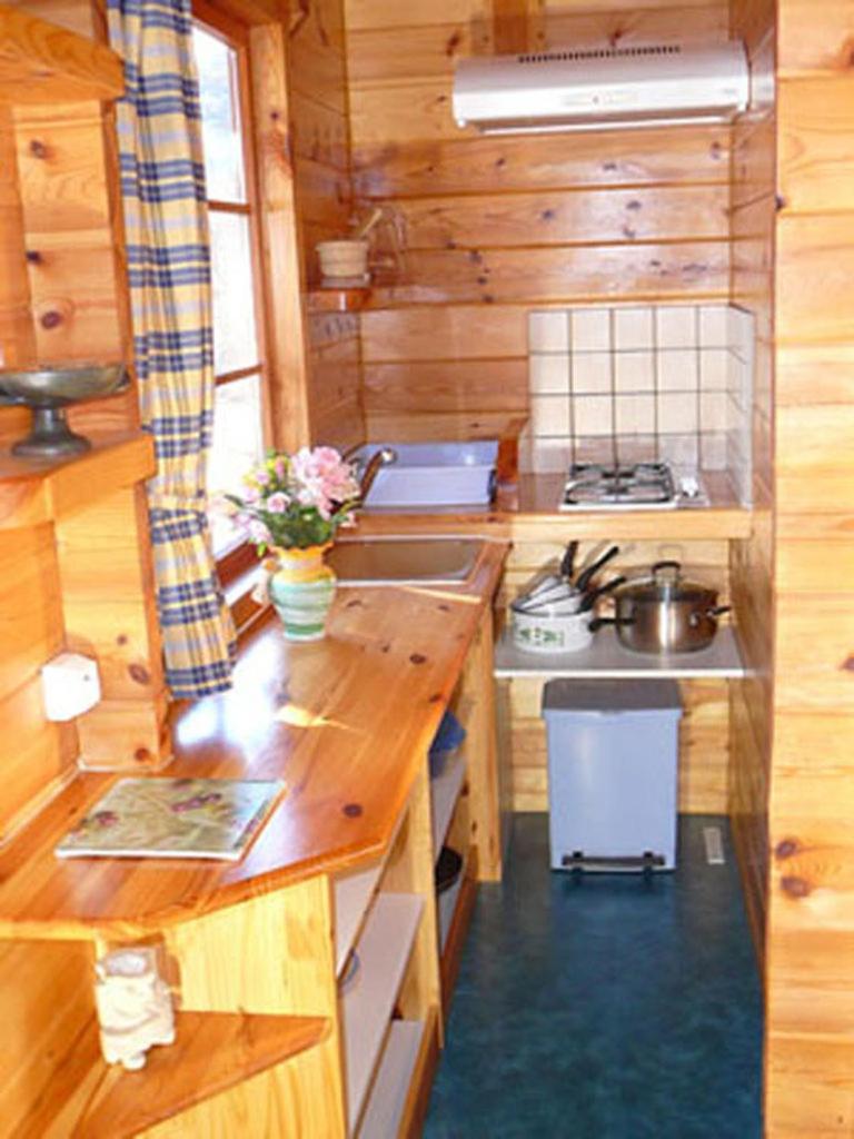 une cuisine avec un évier et une cuisinière dans l'établissement La Valière, à Chorges