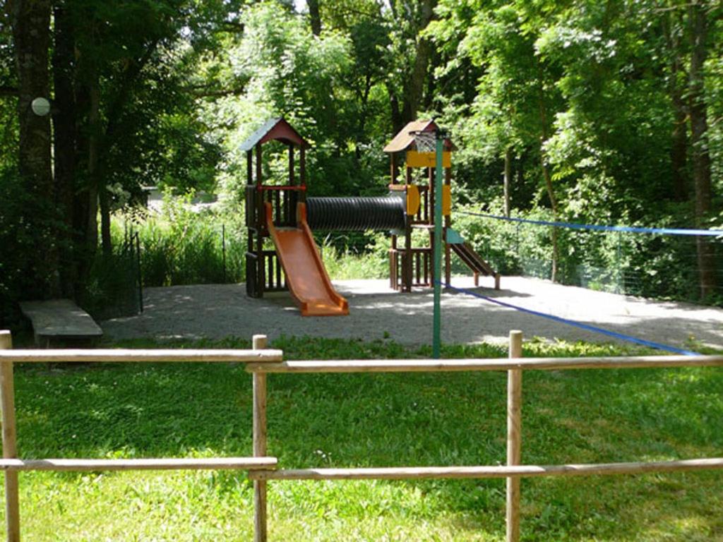 un parc avec une aire de jeux avec un toboggan dans l'établissement La Valière, à Chorges