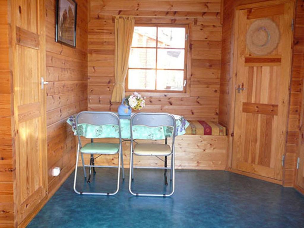 une chambre avec deux chaises et une table dans une cabine dans l'établissement La Valière, à Chorges