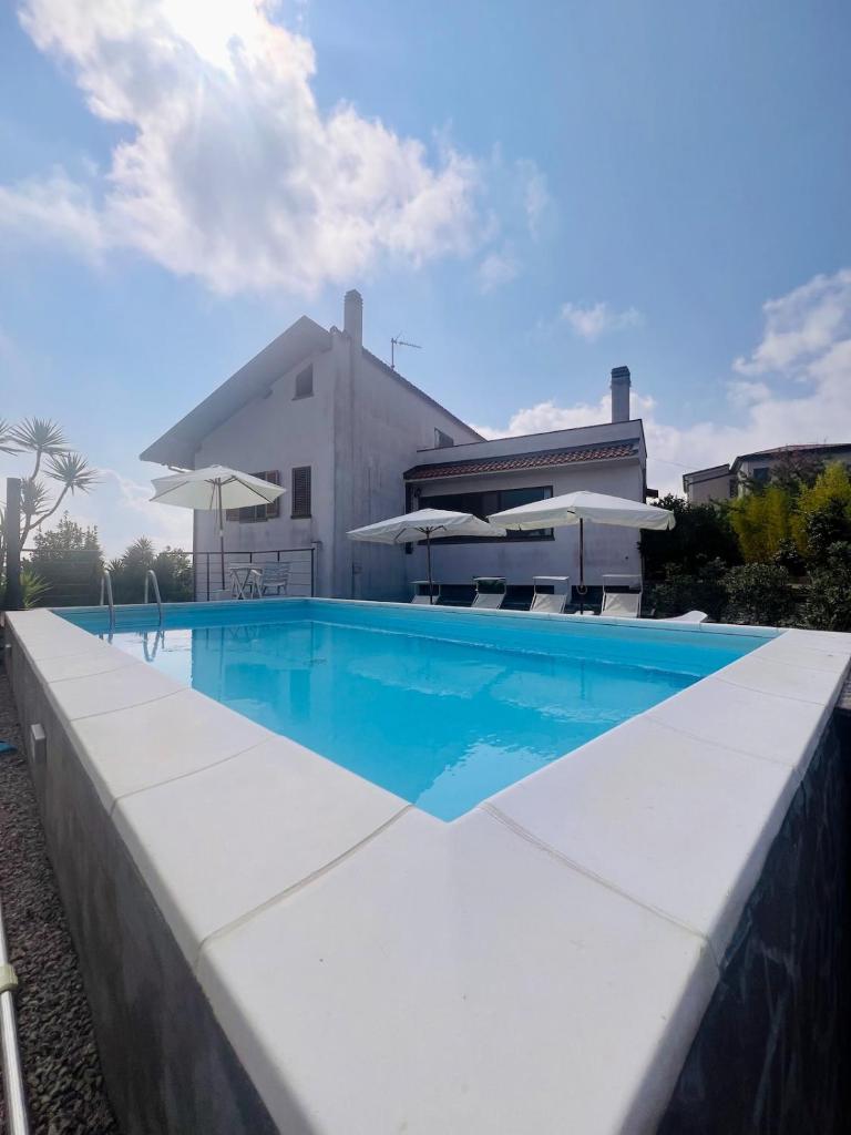 une piscine devant une maison dans l'établissement Villa Cresta, private villa with pool, à Naso