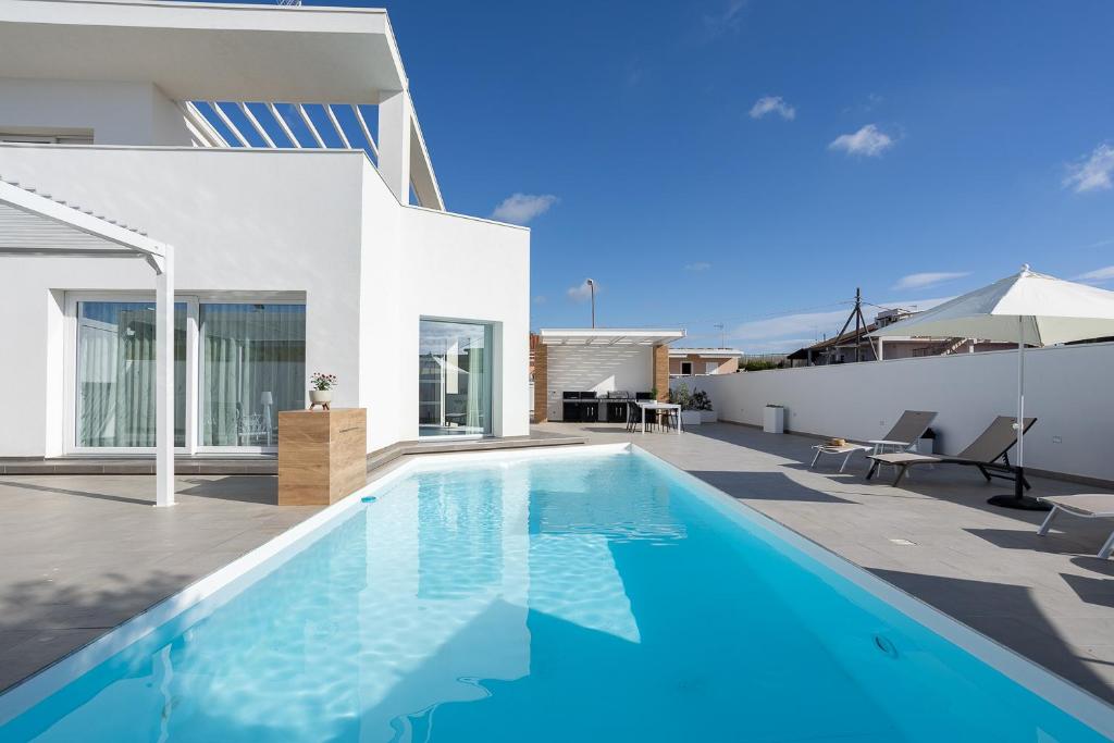 - une piscine dans l'arrière-cour d'une villa dans l'établissement Villa Iside, à Marina di Ragusa