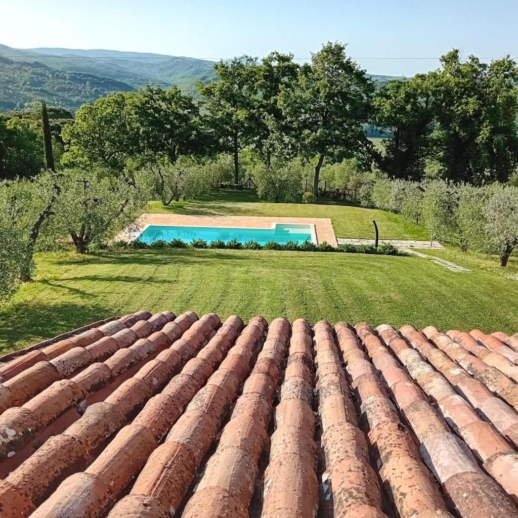 une vue depuis le toit d'une maison avec piscine dans l'établissement villa il sasseto, à Castel Viscardo