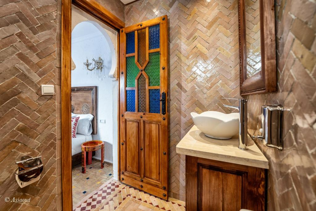 La salle de bains est pourvue d'un lavabo et d'une porte en bois. dans l'établissement Dar Bleumain, à Chefchaouen 37 autres photos