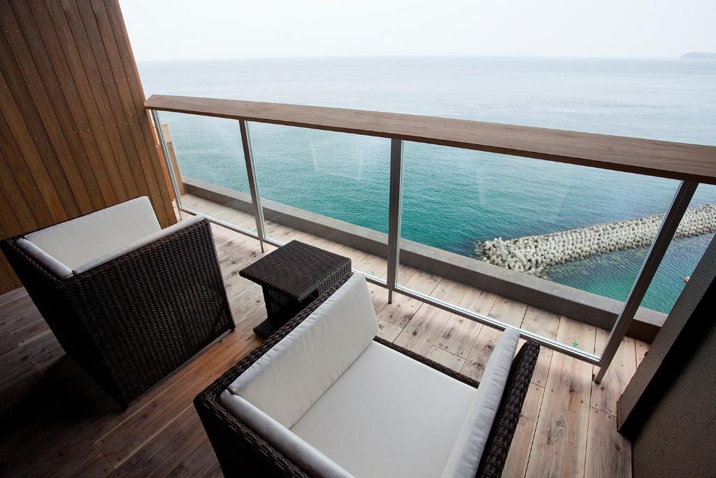 un balcon avec vue sur l'océan dans l'établissement Hanagoyomi, à Sumoto