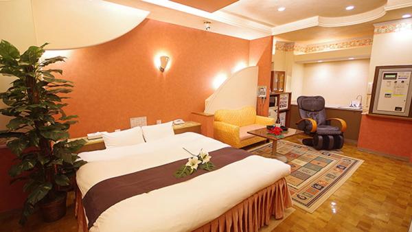 une chambre d'hôtel avec un grand lit dans une chambre dans l'établissement Hotel Dolphin, à Ishinomaki 23 autres photos