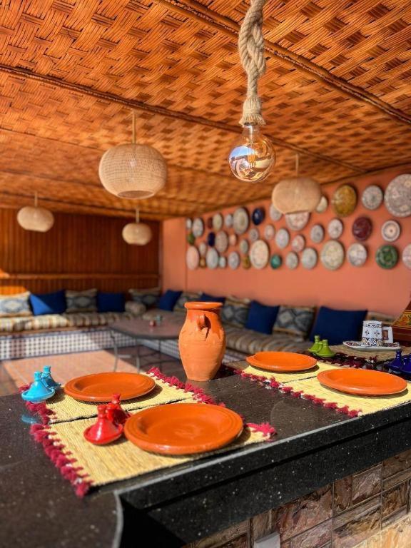 une cuisine avec des panneaux orange sur un comptoir dans l'établissement Riad el wazania, à Rabat