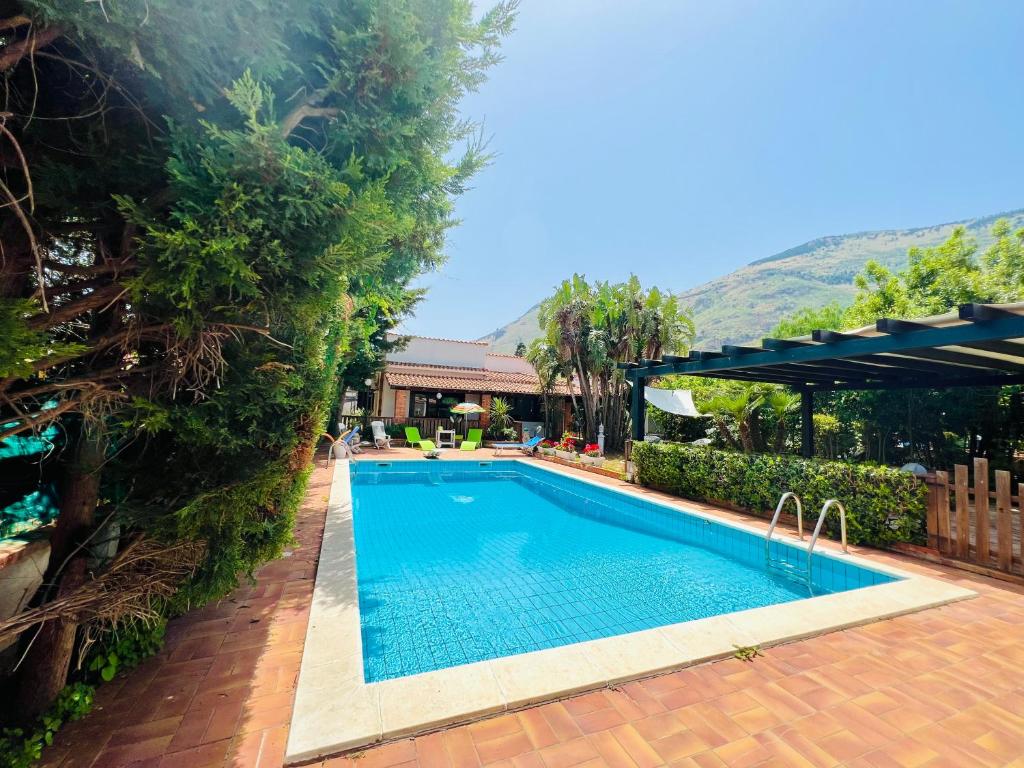 une piscine dans une villa avec une montagne en arrière-plan dans l'établissement Villa Ólea Resort, à Carini