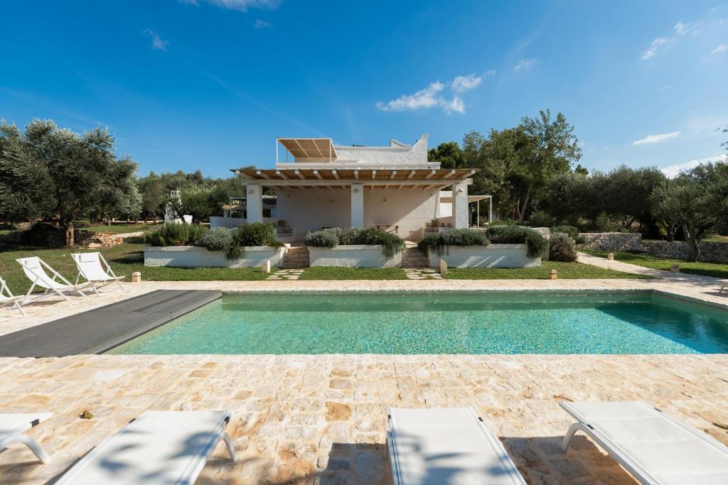 une villa avec piscine et une maison dans l'établissement Masseria Borgopietra, à Ostuni
