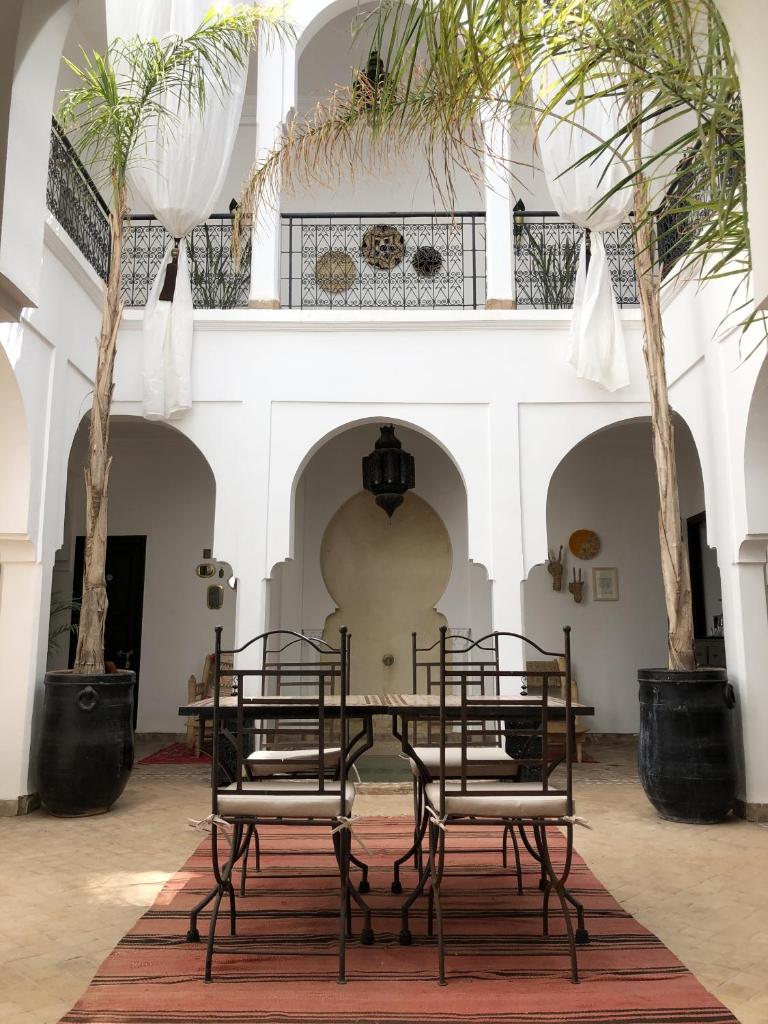 une salle à manger avec une table et deux chaises dans l'établissement Riad Sin, à Marrakech