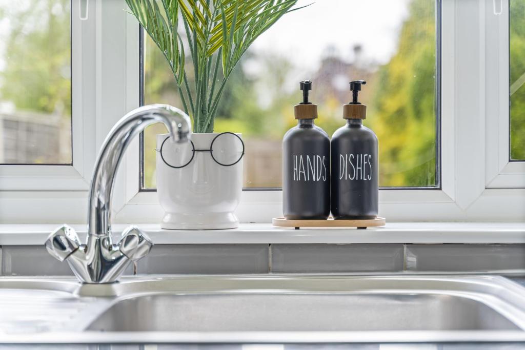 2 Van Parking - 3 Bedroom Home 2 Kings 2 Singles 4 TO 6 Beds - Fantastic House NR Edgbaston Moseley Kings Heath Digbeth Lawley Middleway Curzon Street- Solihull-NEC-JLR-BHX HS2 Works and More - by Samina Arz Stays 3